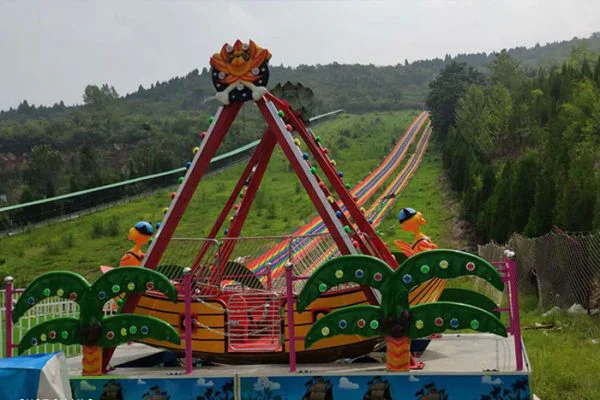 12-Seats-Mini-Pirate-Ship-Ride-for-Sale Se vende mini barco pirata con 12 plazas.