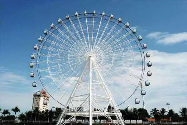 Giant-Ferris-Wheel-for-Sale Продается гигантское колесо обозрения высотой 65 метров.